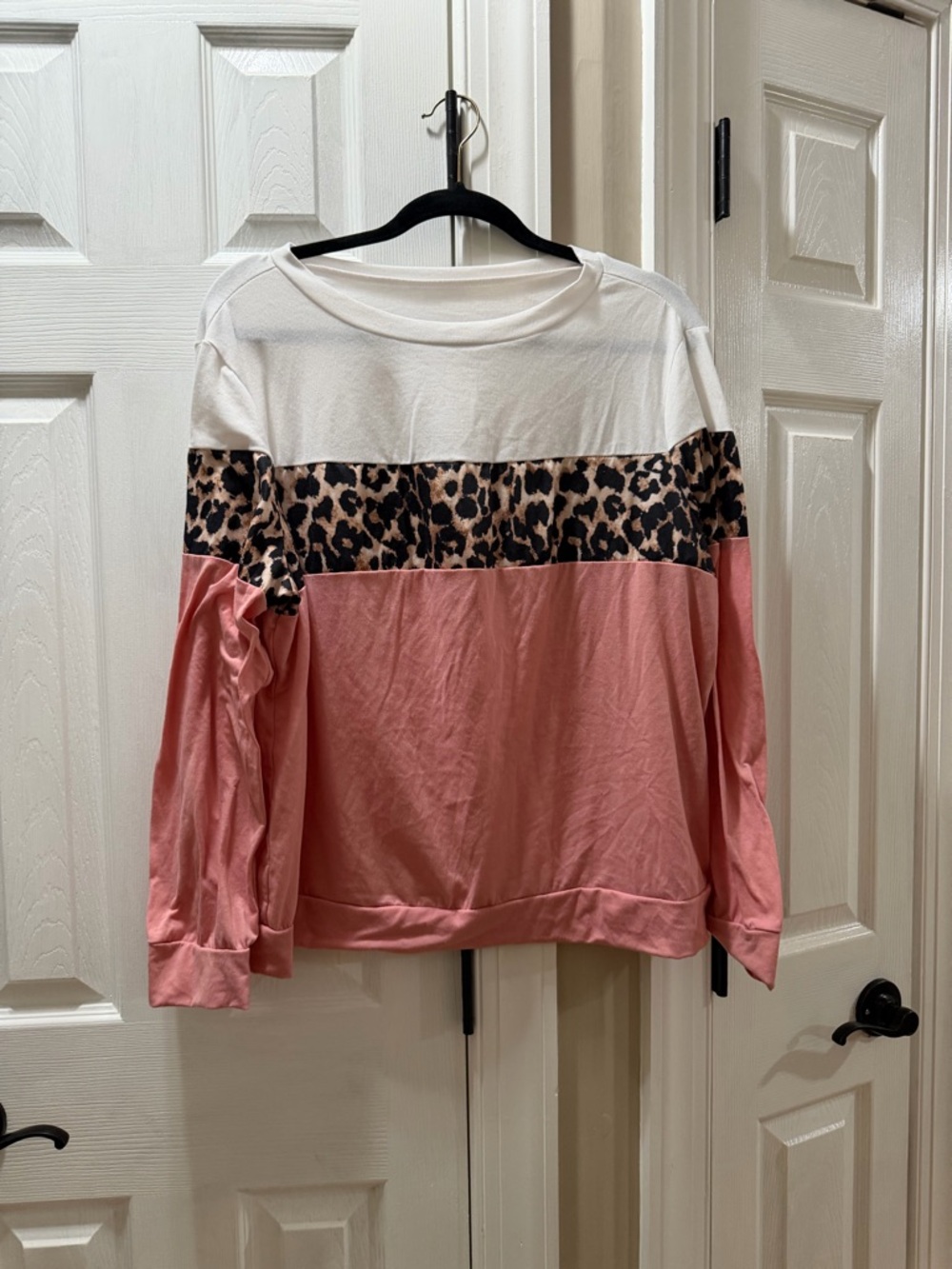 Women’s Colorblock Leopard-Accent Long Sleeve Top - White & Dusty Pink